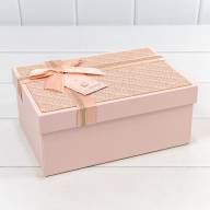 Коробки Прямоугольные Набор 1/3 22,5*16*9,5 с бантом и клубничкой &quot;Плетёнка&quot; Персиковый 1/20 Арт: 721640/1 - Коробки Прямоугольные Набор 1/3 22,5*16*9,5 с бантом и клубничкой "Плетёнка" Персиковый 1/20 Арт: 721640/1