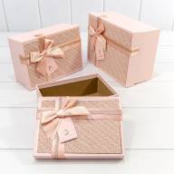 Коробки Прямоугольные Набор 1/3 22,5*16*9,5 с бантом и клубничкой &quot;Плетёнка&quot; Персиковый 1/20 Арт: 721640/1 - Коробки Прямоугольные Набор 1/3 22,5*16*9,5 с бантом и клубничкой "Плетёнка" Персиковый 1/20 Арт: 721640/1